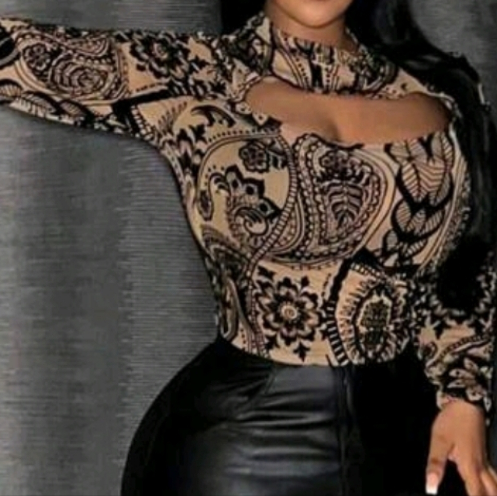 Nude & Black velvet Top size 2xl but fits like a Large